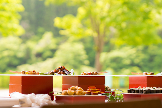 アウトドア料理にもこだわり、BBQもゲスト全員で楽しめ美味しい料理に舌鼓。