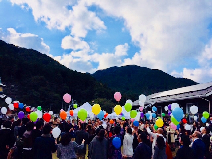 バルーンリリースで空高く!お二人の倖せを祈る演出は歓声の嵐